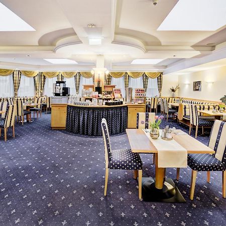 Hotel Bayrischer Hof Велс Екстериор снимка