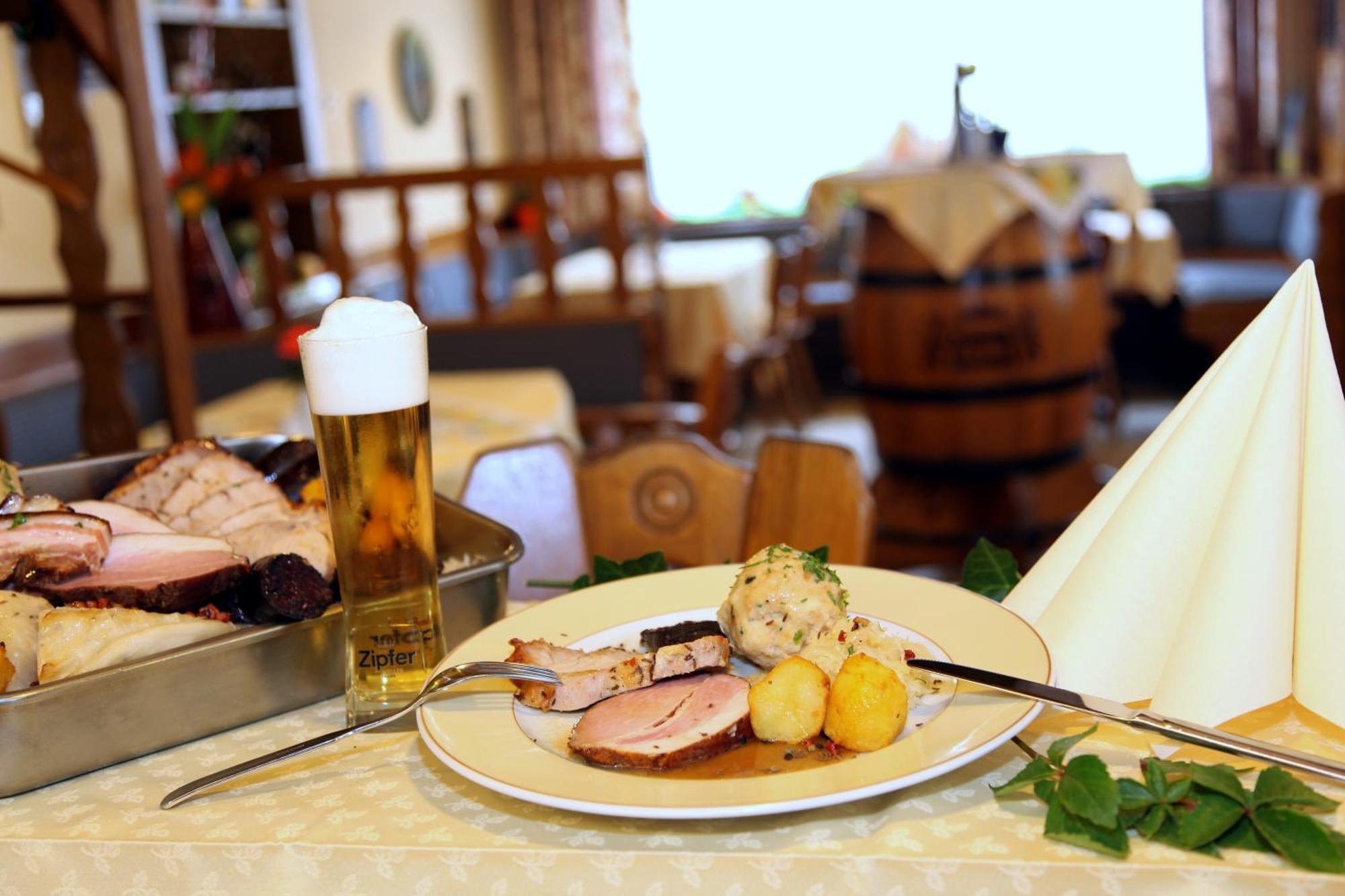 Hotel Bayrischer Hof Велс Екстериор снимка
