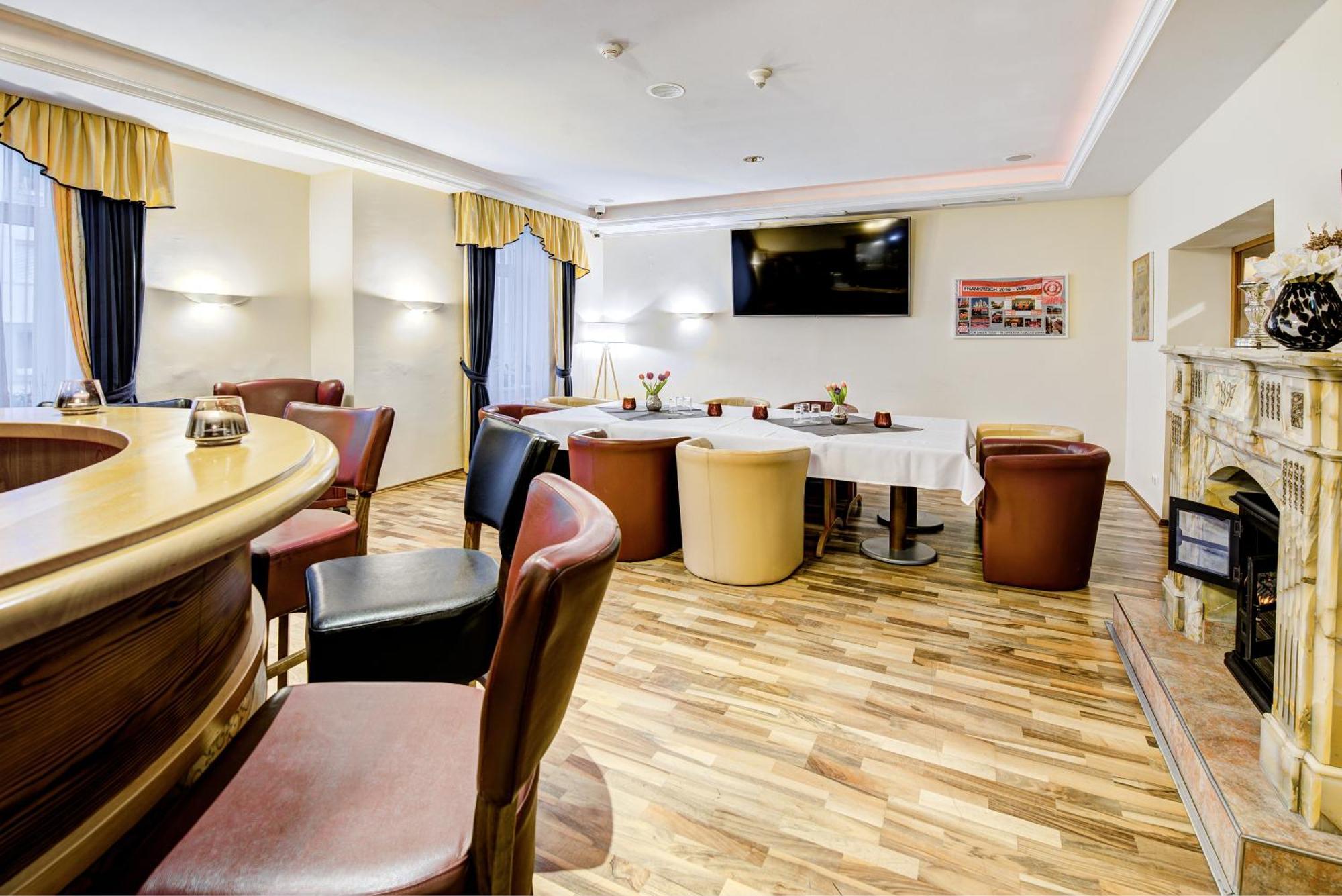 Hotel Bayrischer Hof Велс Екстериор снимка